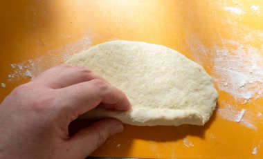 Yuvarlanan simit hamurunun fotoğrafı