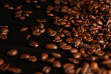 Koyu arkaplanda kahve çekirdekleri