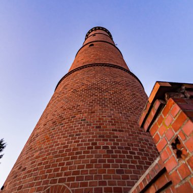 Mavi gökyüzüne karşı kırmızı deniz feneri