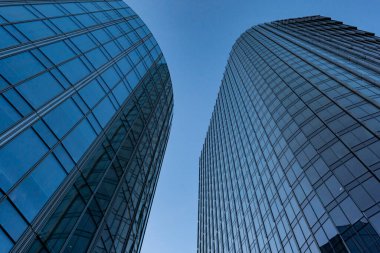 Cam duvarlı ofis binaları