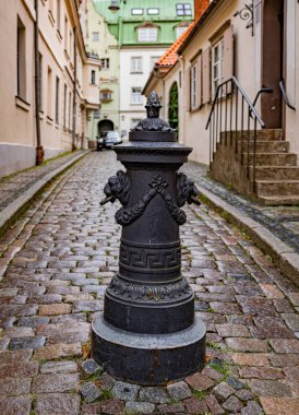 Güzel antika dökme demir çit direkleri şehirde