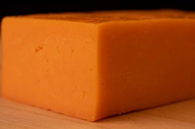 Panoda portakal rengi peynir var..