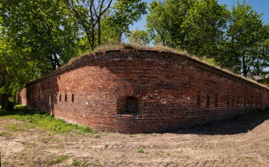 Kırmızı tuğladan yapılmış gerçek bir ortaçağ kalesinin duvarı.