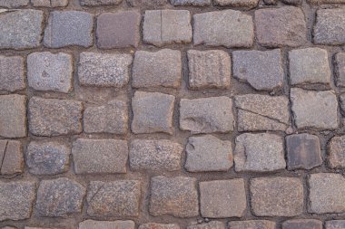 Torun sokaklarından taş taşları taşlıyorlar.