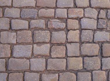 Torun sokaklarından taş taşları taşlıyorlar.