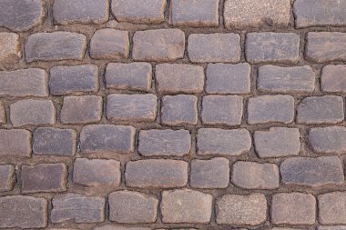 Torun sokaklarından taş taşları taşlıyorlar.