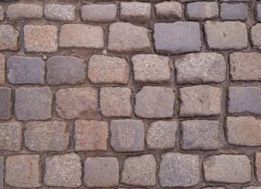 Torun sokaklarından taş taşları taşlıyorlar.