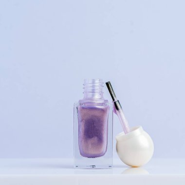 Hafif Arkaplanda Fırçalı Zarif Mor Çivi Cilalı Şişe