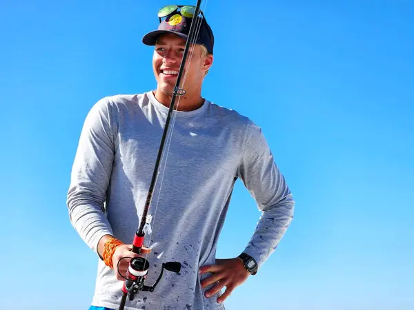 Kumsalda gülümseyen milenyum, mavi gökyüzüyle balık avlama makarası..