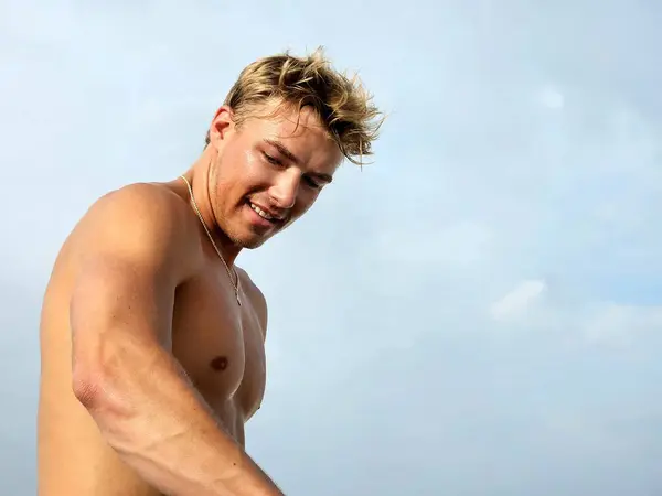 Sahilde bin yıllık gömleksiz bir adamın portresi geleceğini düşünüyor..