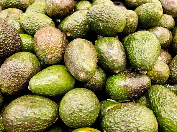 Wyświetlacz Targowy Świeży Zielony Avocados Sklepie Spożywczym — Zdjęcie stockowe
