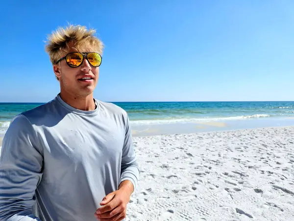 Sahilde yalnız yaşayan bir adam yazları sahilde diğer insanları seyrediyor.. 