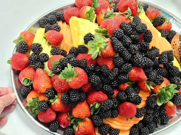 Parti için taze meyve tepsisi hazır..