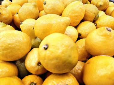 Mutfak tezgahında sarı limonlar yatıyordu.. 