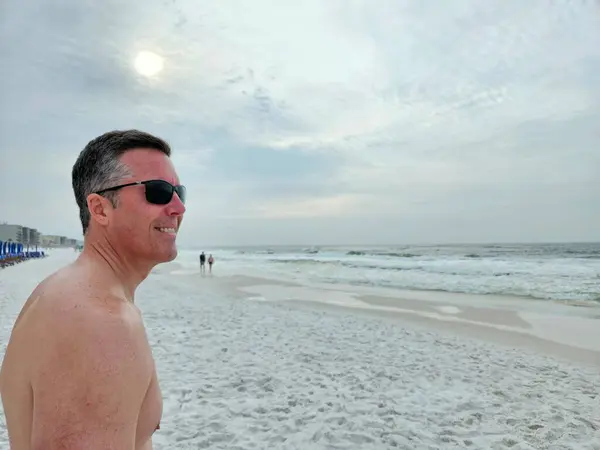 Genç nesil X sahilde deniz seyrediyor..