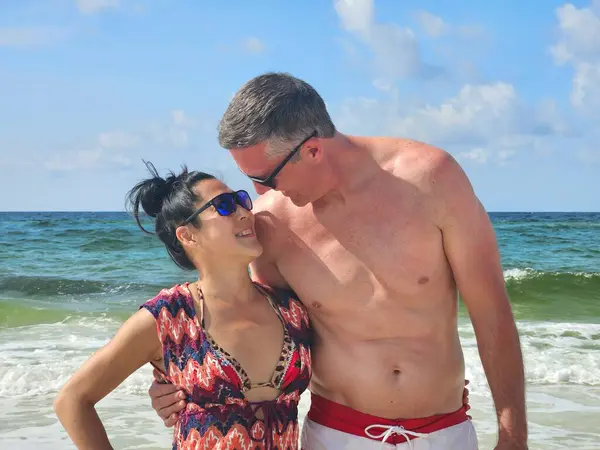 Genç nesil X, Florida sahilinde evli çiftleri birbirine yakınlaştırdı..