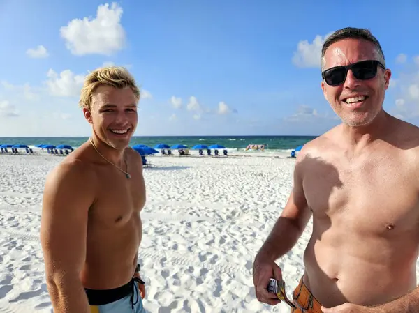 Yazın sahildeki en iyi arkadaşlar Florida 'da tatilde mutlu ve kaygısız.