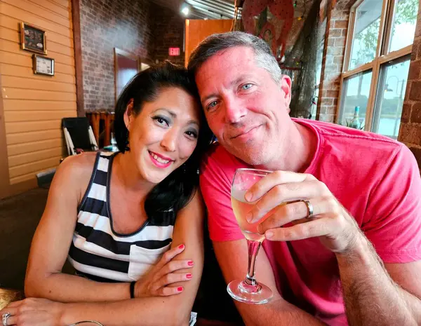 Sevimli X kuşağı çeşitli çiftler şarap içiyorlar Inba restoranı sevgi ve sevgi gösteriyor..