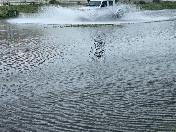 Florida 'da sağanak yağış yol ve civarda su baskınlarına yol açıyor.. 