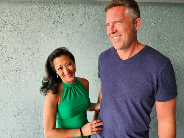 Tek renkli modeller çeşitlendirilmiş X nesli evli çiftler randevu gecesine hazır..