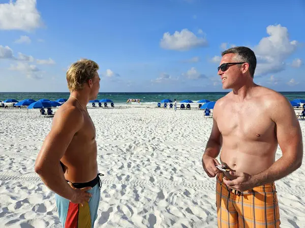 Tişörtsüz arkadaşlar yaz tatilinde Florida 'da sorunları tartışıyor güneş gözlükleriyle serinliyorlar.. 