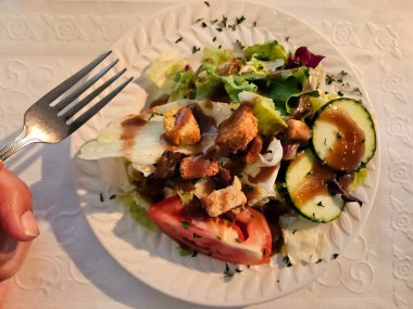 Tepeden tırnağa sağlıklı salata, domates ve balzamik sirke sosu yenmeye hazır..