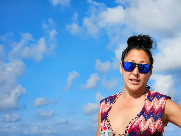 Asyalı X kuşağının portresi Florida 'da plaj tatilinde bira içen kadın.. 