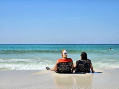 Florida 'da tatilde plaj sandalyelerinde dinlenen evli bir çift.. 