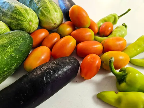 Kapalı gıda daire Taze sebzeler ve meyve yemek için bahçeden toplandı.