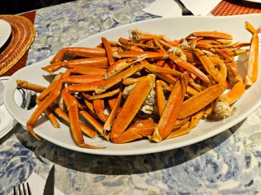 Evdeki deniz ürünleri yemeği için bir tabak buğulanmış yengeç bacağı..