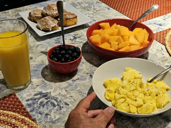 Tepede ev yapımı kahvaltı, yumurta, kavun, yaban mersini ve tarçınlı börek vardı..