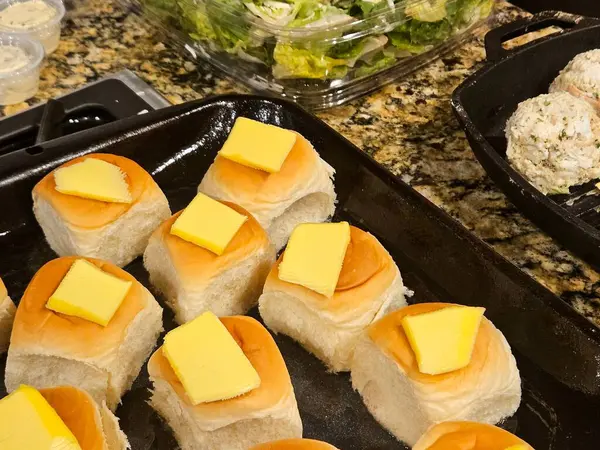 Yemekler düzdü, ev yemeği tereyağlı ekmek ve salatalı yengeç kekleri vardı..