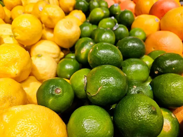 Tepede limon, misket limonu ve greyfurtlu taze meyveler var.. 