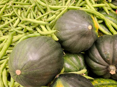 Tepedeki gıda dairesi, perakende satış için çiftlikten taze sebze toplamıştı..