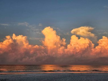 Güneşin doğuşunda turuncu bulutların Florida denizlerine yansıdığı güzel soyut plaj manzarası..