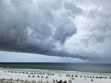 Koyu tehdit bulutları, yaz mevsiminde Florida sahillerinde yağmurlu bir günün sinyalidir.. 