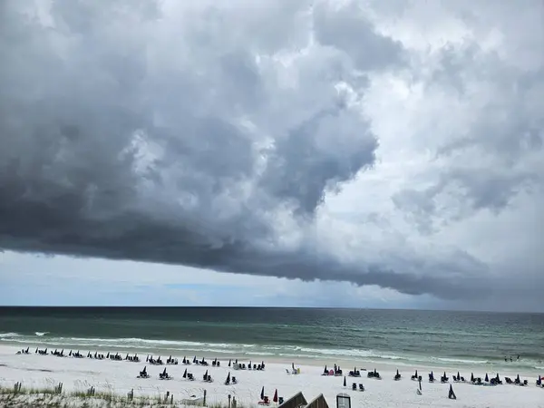 Koyu tehdit bulutları, yaz mevsiminde Florida sahillerinde yağmurlu bir günün sinyalidir.. 