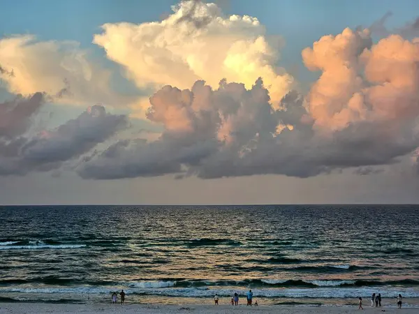 Florida 'da gün batımında plaj manzarası. Renkli bulutlu tatil kaçamakları.. 
