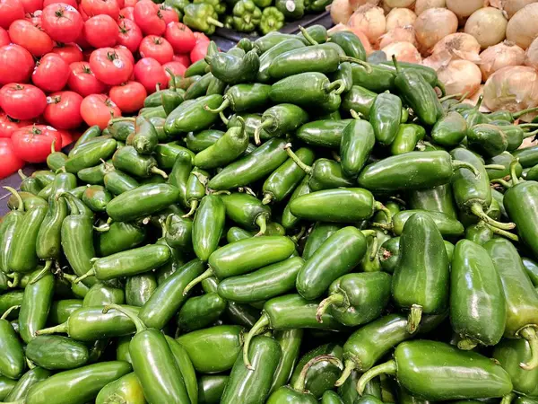 Perakende satış için market vitrininde taze renkli sebzeler duruyordu.. 