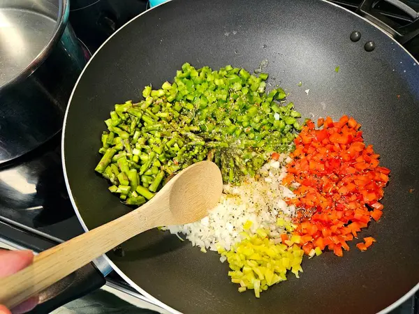 Karidesli makarna pişirmek için tavada sebze kızartıyorum.. 