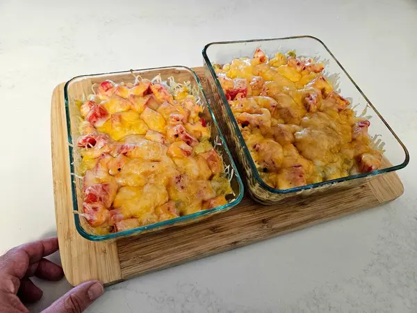 Sağlıklı yiyecekler için Pyrex kaplarında pişmiş karides makarnası vardı.. 