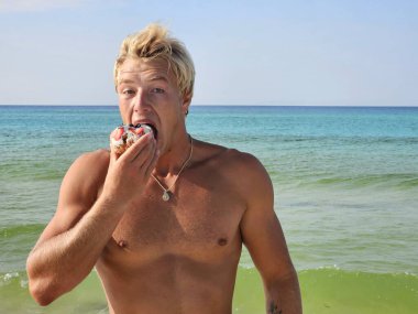 Güneşli, yakışıklı milenyum Florida 'da tatildeyken kahvaltıda çörek yerken okyanustan ayrılıyor.. 