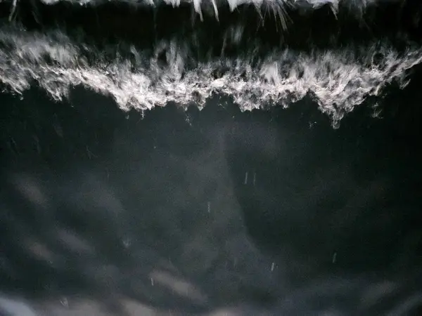 Florida 'nın körfez kıyı bölgesindeki gece vakti okyanus dalgalarının tepe noktası bulanık hareket olarak görülüyor..