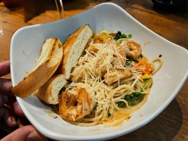 Öğle yemeği için kızarmış ekmekli karides spagettisi..