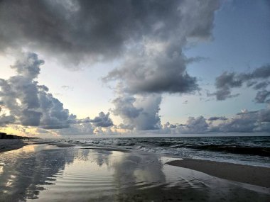 Sabahın erken saatlerinde güzel bir deniz manzarası. Florida sahillerinde yansıyan bulutlar..