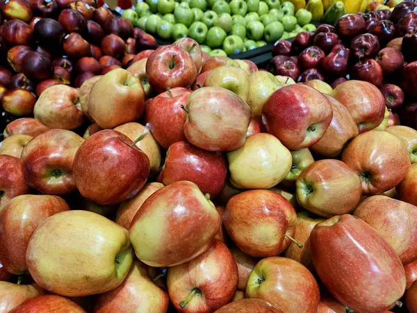 Genel gıda düzlüğü markette elde toplanan elmalarla sergileniyordu.. 