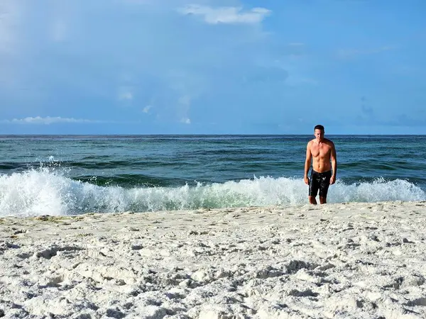 Florida sahilinde gezen gömleksiz X kuşağı.. 