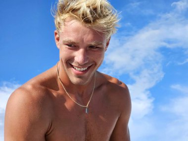 Mutlu bir milenyumun portresi Florida sahilinde gülümsüyor. 