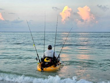 X kuşağı balıkçıları Florida 'da güneş doğarken balıkçı teknesinde arkadan avlanıyor.. 
