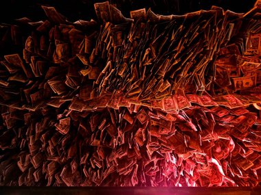 Kırmızı ışıklandırmalı İrlanda barında tavandan sarkan paranın soyut arkaplanı.